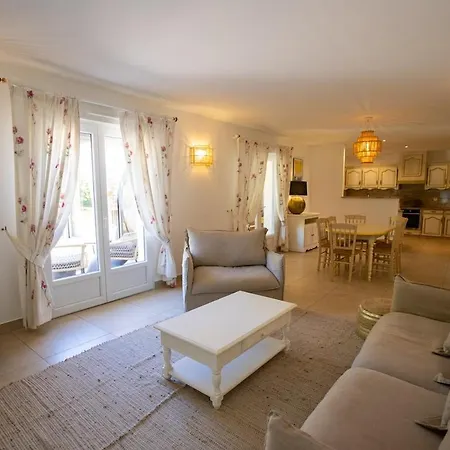 Charmante Avec Piscine Proche Et Вилла