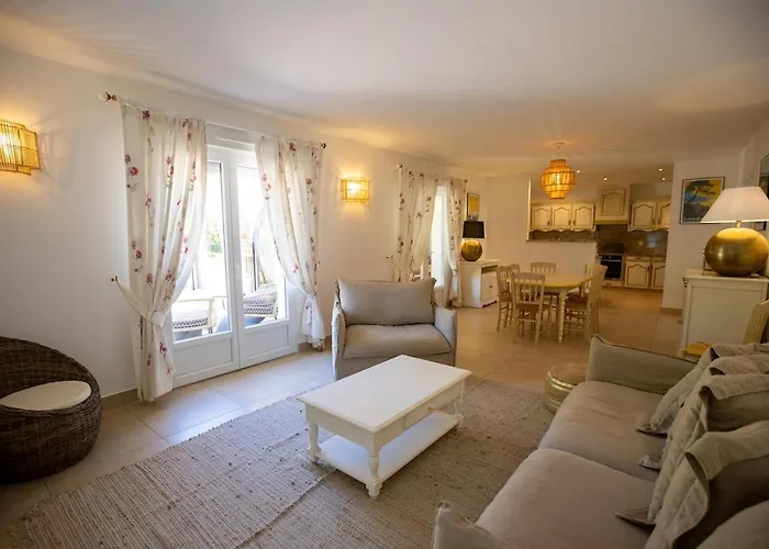 Charmante Avec Piscine Proche Et Вилла