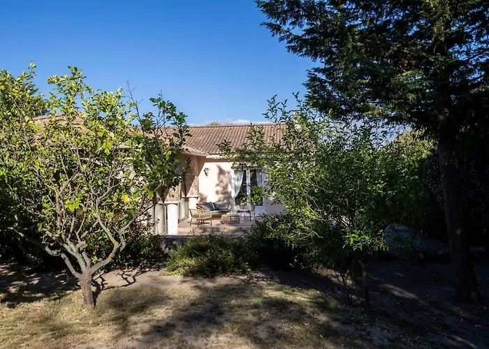 Charmante Avec Piscine Proche Et *