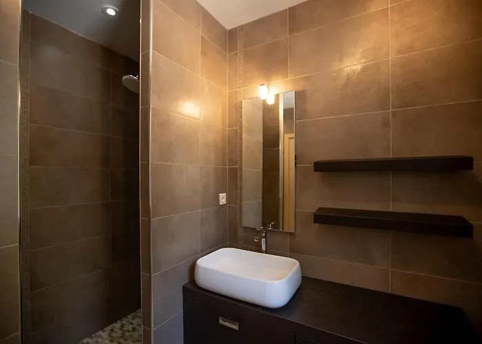 Вилла Charmante Avec Piscine Proche Et *