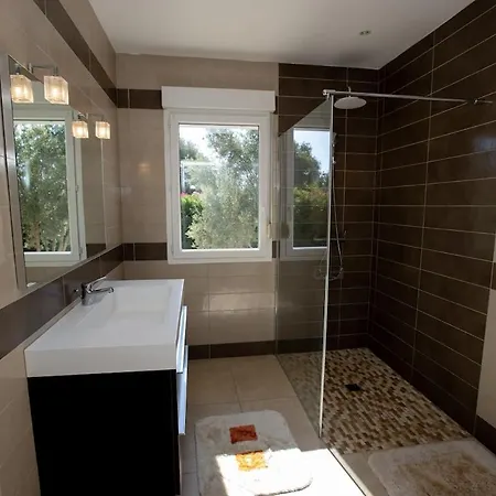 Charmante Avec Piscine Proche Et 빌라