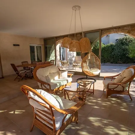 Charmante Avec Piscine Proche Et Villa *