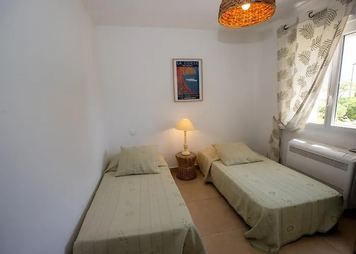 Charmante Avec Piscine Proche Et Villa *