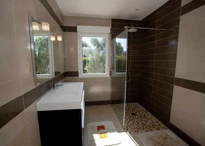 Charmante Avec Piscine Proche Et Villa