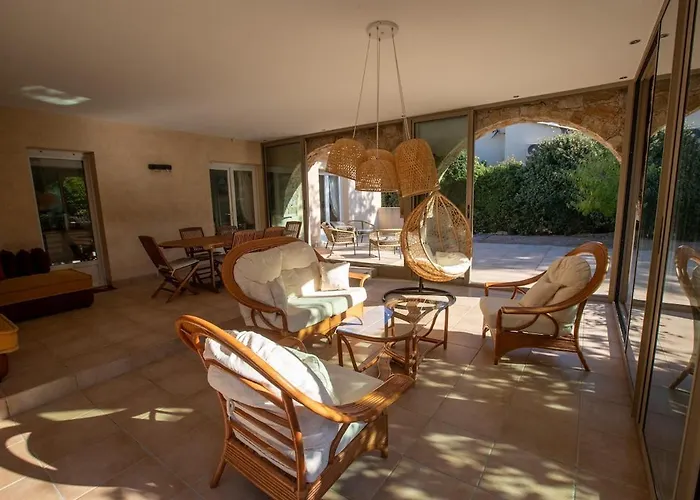 Charmante Avec Piscine Proche Et Villa *